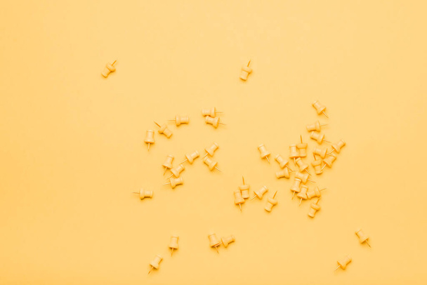 Sárga nyomógombok sárga háttér dobozban - Fotó, kép
