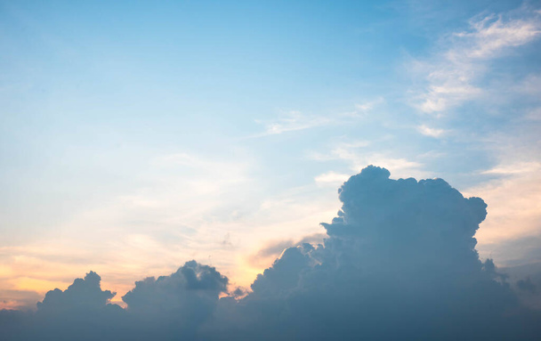 Красивое голубое небо с белыми облаками - Фото, изображение