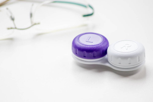 Kontaktlinsenbehälter mit Kontaktlinsen als optische Alternative zur Brille korrigieren Seherkrankungen wie Weit- und Kurzsichtigkeit beim Optiker oder Augenarzt mit medizinischem Hygienekonzept - Foto, Bild