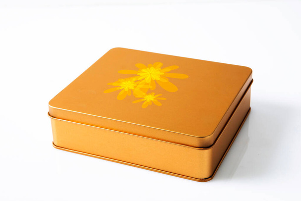 Metà autunno festival luna visualizzazione, scatola regalo torta luna d'oro su sfondo bianco - Foto, immagini