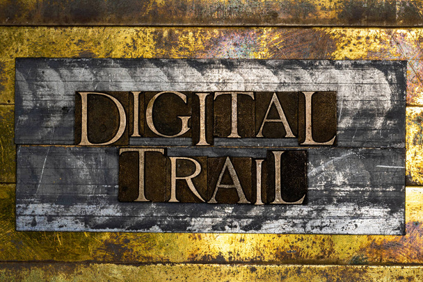Digital Trail texto formado por letras tipográficas autênticas reais sobre vintage texturizado grunge cobre e ouro fundo - Foto, Imagem
