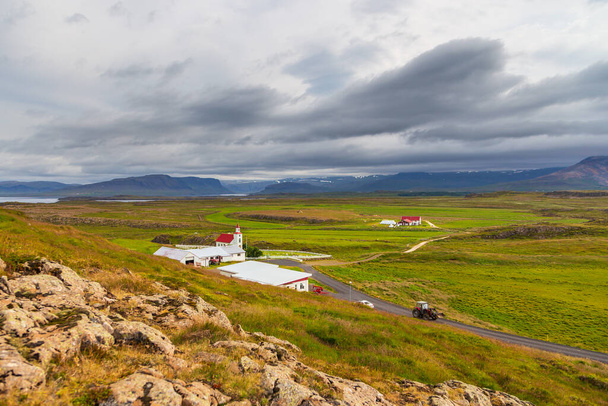 Helgafell, Islanda - 26 agosto 2015: Veduta della Helgafellskirkja dalla Montagna Santa. Islanda occidentale. - Foto, immagini