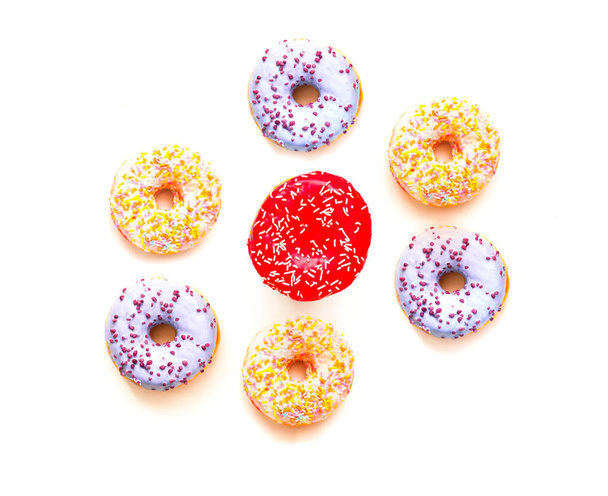 Farbige Donuts mit bunten Streuseln auf weißem Hintergrund. National Donut oder Donut Day Konzept. Kopierraum, Nahaufnahme - Foto, Bild