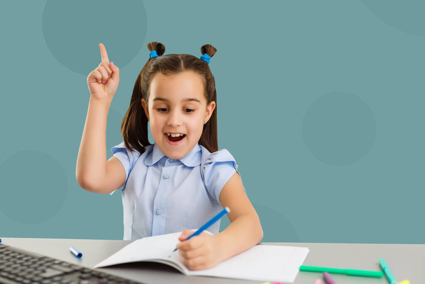 Милая маленькая девочка учится в библиотеке и улыбается - Фото, изображение