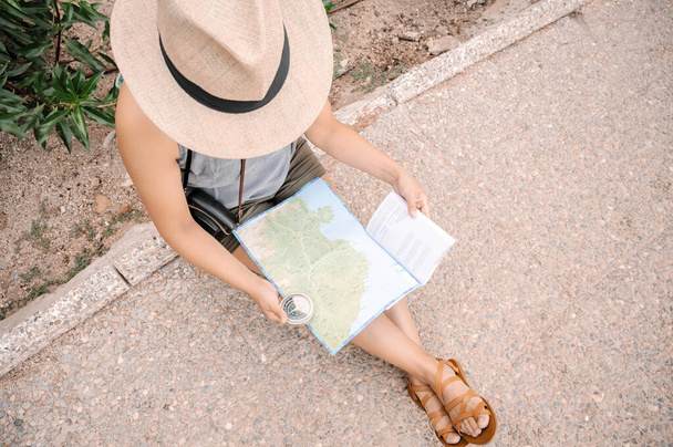 Γυναίκα που προετοιμάζει διαδρομή στη φύση με πυξίδα και χάρτη - Φωτογραφία, εικόνα