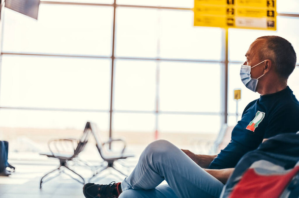 Airport attractive old man tourist boarding plane taking a flight  wearing face mask. Coronavirus flu virus travel concept banner panorama. - Foto, immagini
