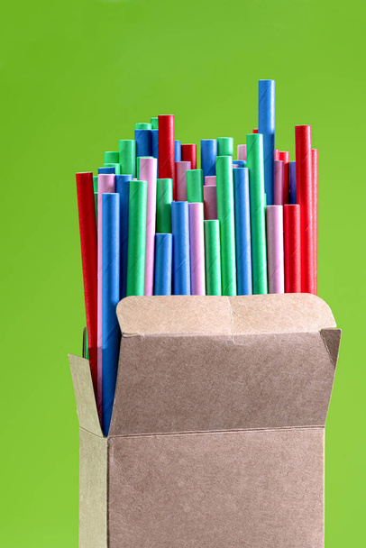 Pailles de papier coloré biodégradables et respectueuses de l'environnement, conditionnées ensemble et utilisées pour les boissons - Photo, image