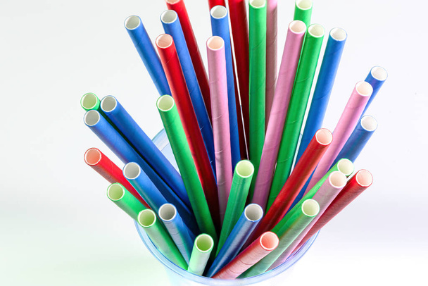 Cannucce di carta colorate biodegradabili ecologiche impacchettate insieme utilizzate per bevande - Foto, immagini