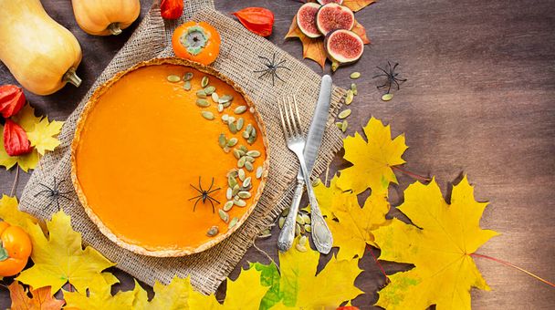 Pumpkin pie. Traditional American pie. Autumn theme. Halloween food. Thanksgiving Day. Dark wooden background. Copy space. - Foto, Imagem