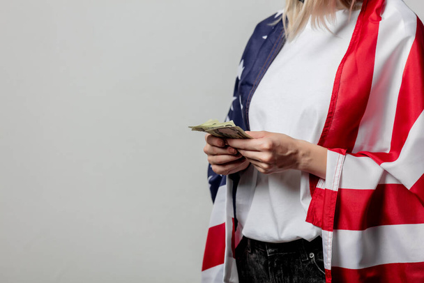 fille avec drapeau des États-Unis et de l'argent sur fond blanc - Photo, image