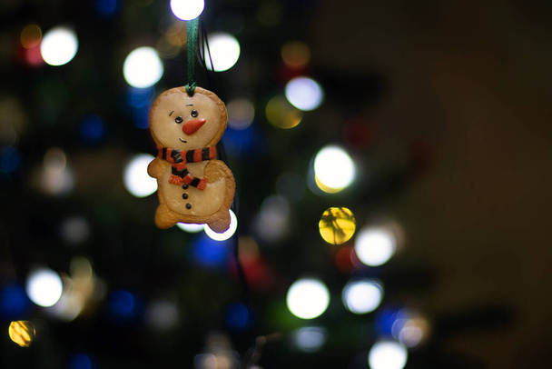 Fondo del árbol de Navidad. muñeco de nieve de juguete de Navidad. Árbol de Navidad decorado sobre un fondo borroso. Blur bokeh. Copiar espacio. - Foto, imagen