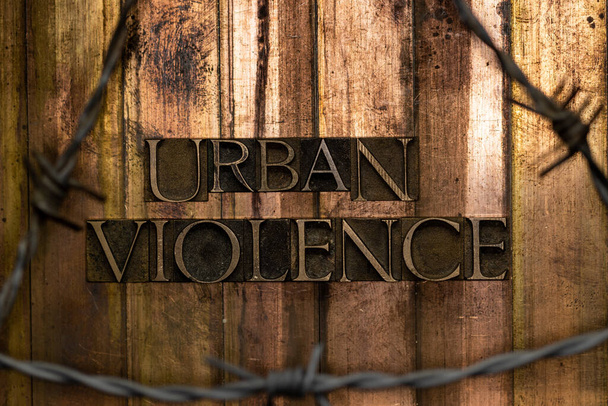 Текст міського насильства, сформований справжніми автентичними наборами літер на старовинному текстурованому гранжевому мідному та золотому тлі
 - Фото, зображення