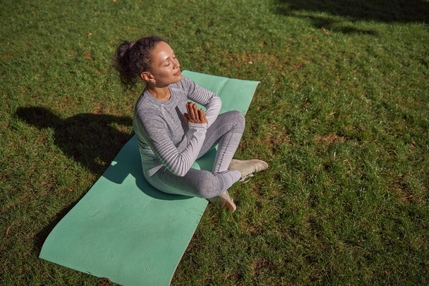 feliz mujer sana y deportiva está haciendo entrenamientos de yoga en un día soleado - Foto, imagen