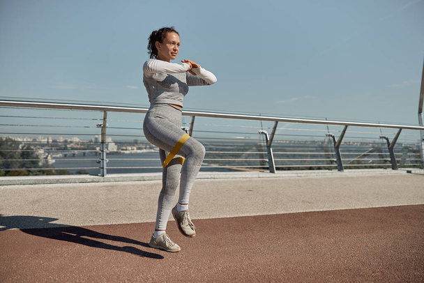šťastný zdravý a sportovní žena dělá cvičení školení v slunečný den - Fotografie, Obrázek