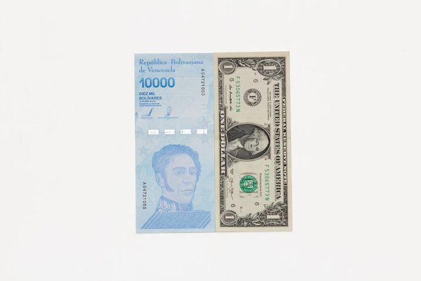 Billete de moneda venezolana equivalente aproximadamente al valor de un dólar. - Foto, imagen