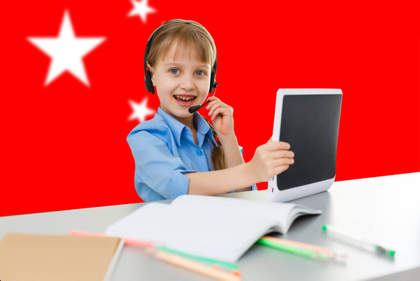 Счастливая девушка с книгами на фоне китайского флага. Концепция изучения и изучения языка. Путешествия. - Фото, изображение