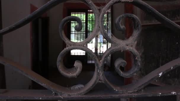 Vista parcial a travs de una valla dentro de una vieja casa de barro abandonada - Filmati, video