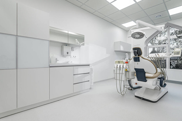 Interno della sala di chirurgia dentale con attrezzature speciali - Foto, immagini