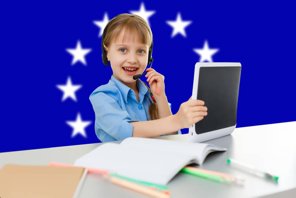Avrupa Birliği bayrağının arka planında kitapları tutan mutlu genç kız. Dil öğrenme ve öğrenme kavramı. Seyahat. - Fotoğraf, Görsel