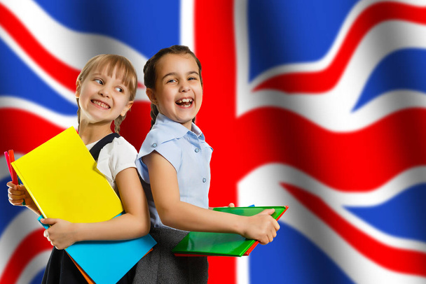 Маленькие девочки студентка с ноутбуком на фоне флага США, Англия - Фото, изображение