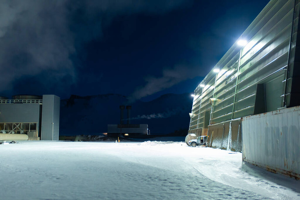 Night view. Thermal power plant building at a hot spring. Icelandic industry. - Foto, afbeelding