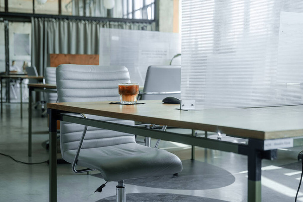 Co-Working Space mit getrennten Kunststoffplatten zwischen den Tischen. Neue Normalität, soziale Distanzierung aufrechterhalten. Freiberuflicher Arbeitsplatz - Foto, Bild