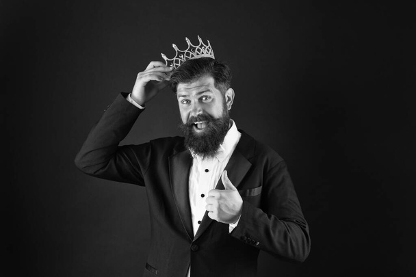 thumb up for success. Party king. be vip client. Premium user concept. reward for business success. Top manager. King of style. bearded man in gold crown. elegant man in formal wear at special event - Foto, imagen