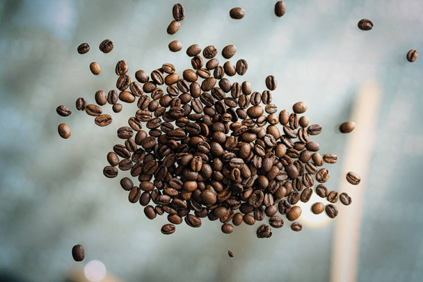granos de café en mesa clara - Foto, Imagen