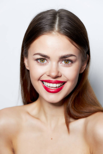 Жінка яскравий макіяж Чиста шкіра червоні губи посмішка дивитися вперед
 - Фото, зображення