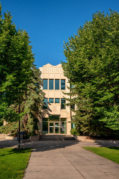 Épületek külseje a Mount Royal Egyetem kampuszán Calgaryban. - Fotó, kép