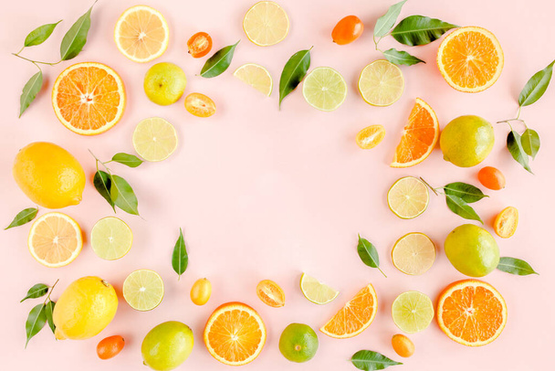 Σκελετός από καλοκαιρινά τροπικά φρούτα: πορτοκάλι, λεμόνι, λάιμ, μάνγκο σε ροζ φόντο. Έννοια φαγητού. επίπεδο lay, πάνω όψη - Φωτογραφία, εικόνα