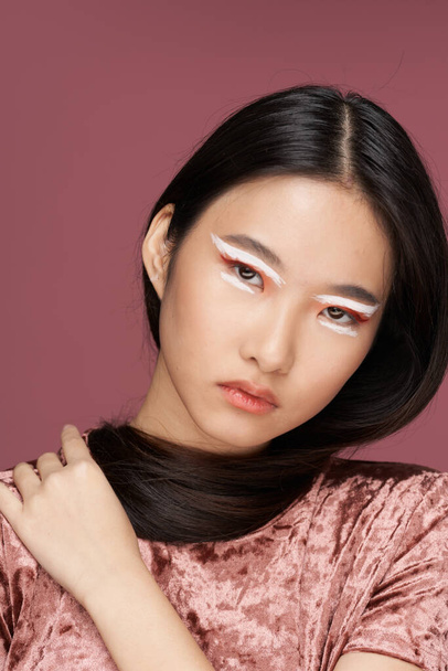 Женщина с ярким макияжем на лице азиатская внешность обаяние стиль жизни косметика  - Фото, изображение