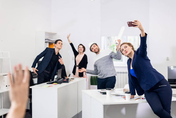 Retrato de cuatro personas de negocios felices y alegres que celebran un s - Foto, Imagen