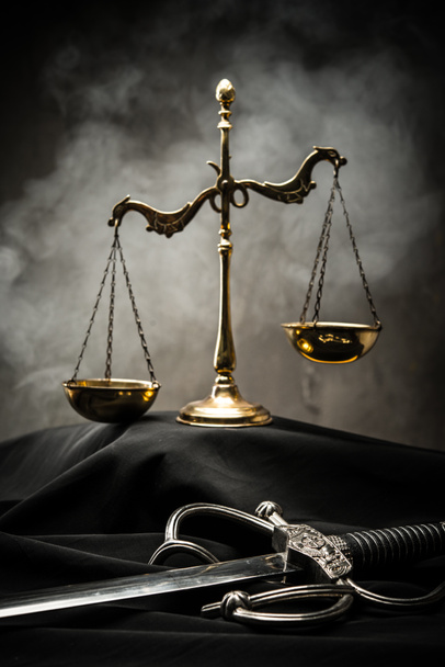 Escalas e espada de Justiça no manto de um juiz
 - Foto, Imagem