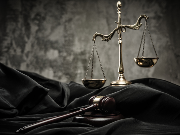 Весы и деревянный молоток на мантии судьи
 - Фото, изображение