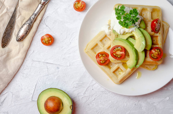 Vegan waffles with avocado with yogurt and cherry tomato - Foto, afbeelding