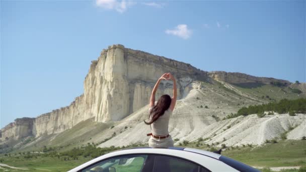 Ευτυχισμένη γυναίκα σε καλοκαιρινές διακοπές με αυτοκίνητο - Πλάνα, βίντεο