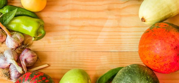Συγκομιδή ή Ευχαριστιών φόντο με φρούτα του φθινοπώρου και κολοκύθες σε ένα ρουστίκ ξύλινο τραπέζι. - Φωτογραφία, εικόνα