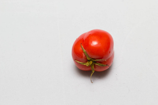 テーブルクロスにジューシーな赤いトマト。カロの背景 - 写真・画像