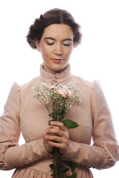 Portret pięknej młodej panny młodej w różowej sukience, odizolowanej na białym tle - Zdjęcie, obraz