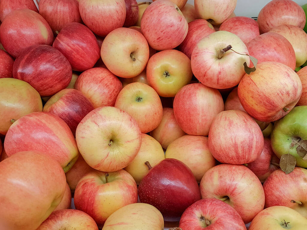 appels rood geel en groen bovenaanzicht in supermarkt krat - Foto, afbeelding