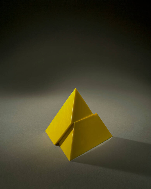 2008年5月06日ビジネスの安定性の象徴としてのコンセプトアマルゲーム黄金の黄色のピラミッドムンバイマハラシュトラインド - 写真・画像