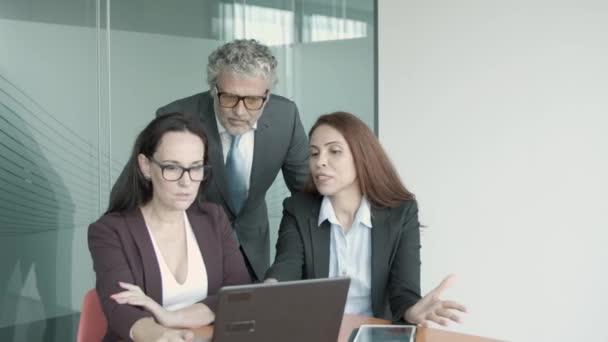 Beyaz kadın yöneticiler dizüstü bilgisayardan CEO 'ya proje gösteriyor. - Video, Çekim