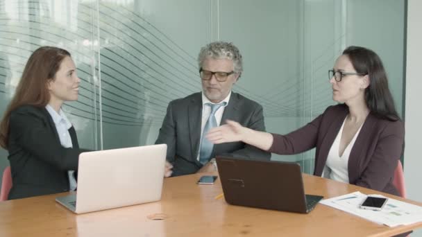 Zakelijke partners schudden elkaar de hand - Video