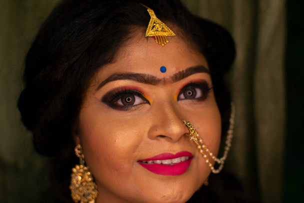 uma menina indiana com maquiagem festa de recepção - Foto, Imagem
