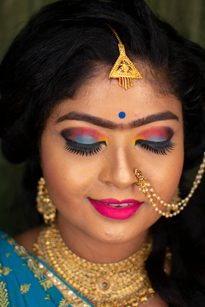 Μια Ινδή που δείχνει το μακιγιάζ της στο πάρτι υποδοχής. - Φωτογραφία, εικόνα