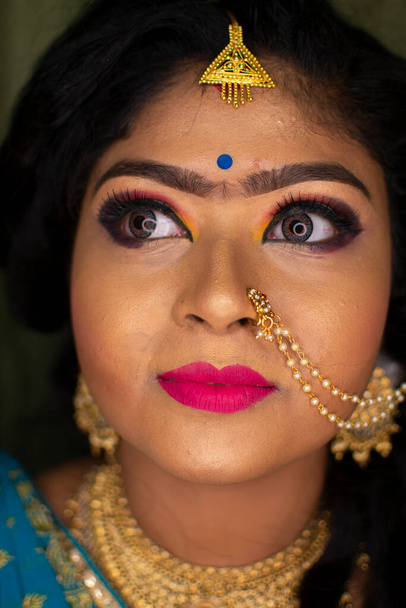 egy indiai lány mutatja neki recepció party smink - Fotó, kép