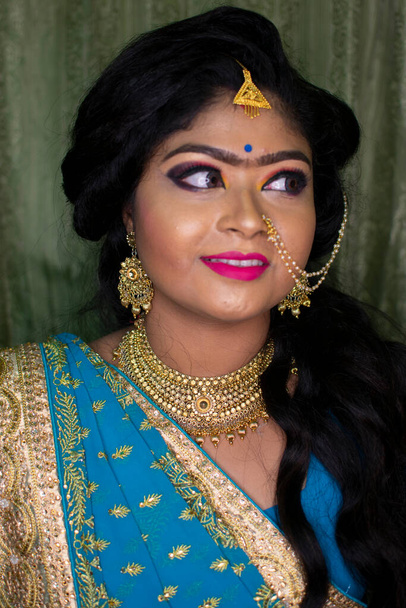 intialainen tyttö vastaanotossa osapuoli meikki - Valokuva, kuva