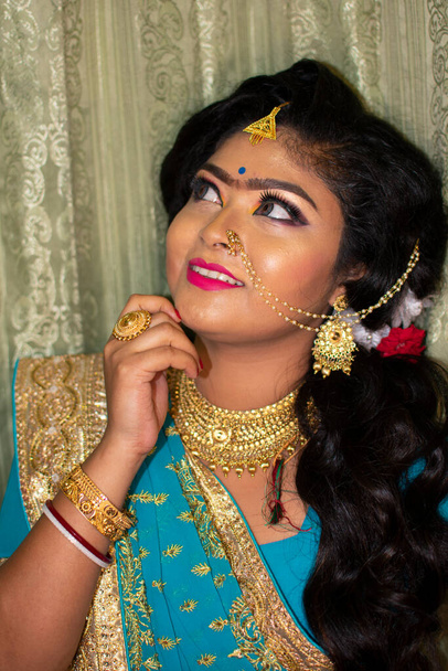 una chica india con maquillaje de fiesta de recepción - Foto, imagen