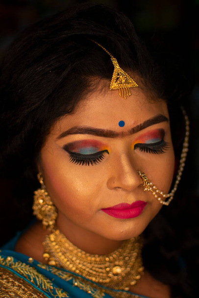 intialainen tyttö näyttää hänen silmämeikki - Valokuva, kuva